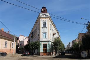 Дом-корабль, угол с ул. Горького. Фото Bukovynka, Википедия Дом-корабль, угол с ул. Горького. Фото Bukovynka, Википедия