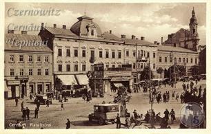 Справа - дом "Три короны", сегодня это Пенсионный фонд. А за ним видно башенку кофейни Cafe Habsburg Справа - дом "Три короны", сегодня это Пенсионный фонд. А за ним видно башенку кофейни Cafe Habsburg
