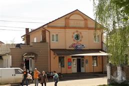 В центре Герцы стоит бывшее здание синагоги В центре Герцы стоит бывшее здание синагоги