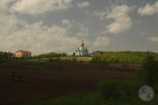 Монастырь вдалеке Монастырь вдалеке
