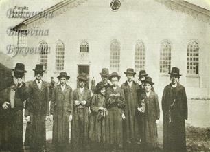 Ученики иешивы возле синагоги, 1910 Ученики иешивы возле синагоги, 1910