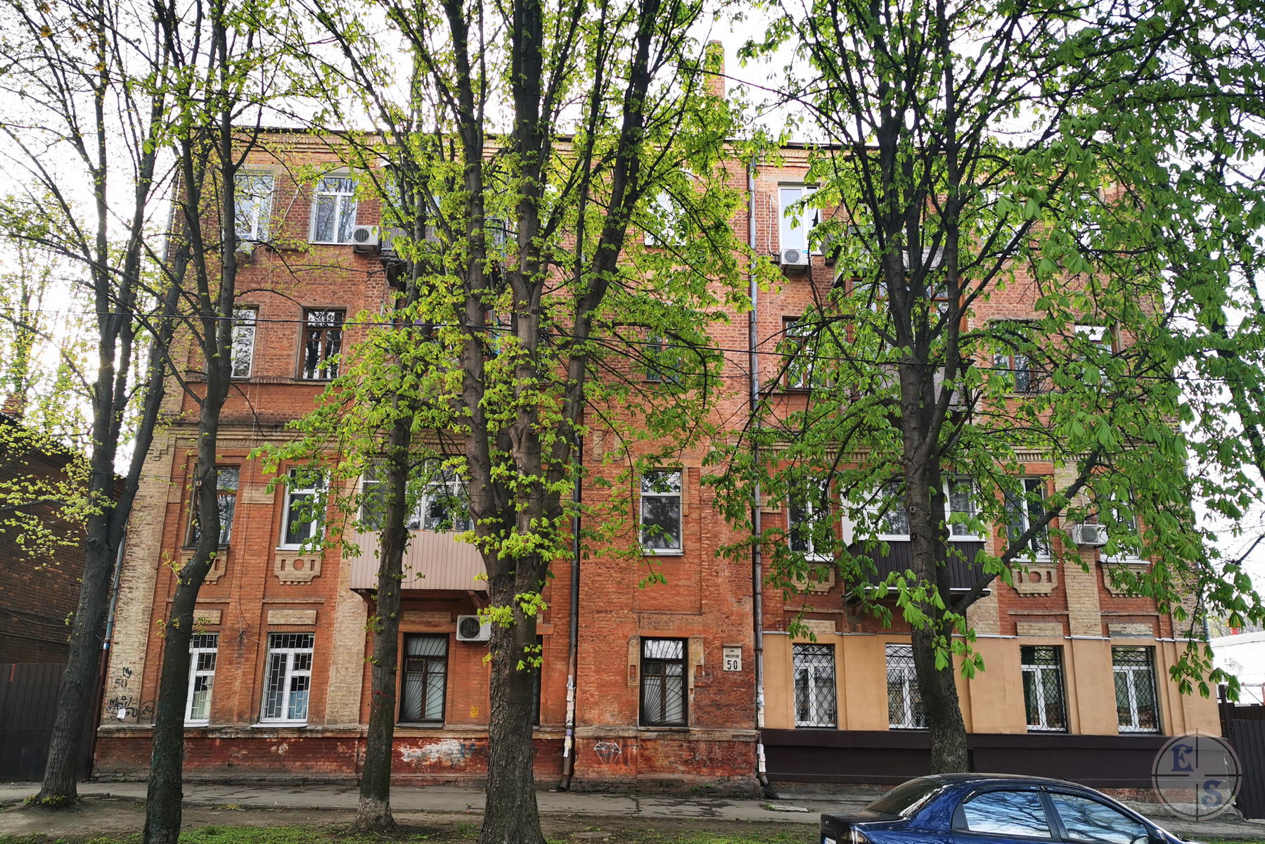 Бывшая талмуд-тора надстроена 2-я этажами Бывшая талмуд-тора надстроена 2-я этажами
