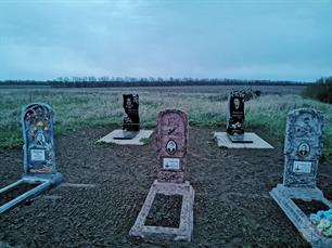 6 членов семьи Райхель, но на памятниках - христианская символика 6 членов семьи Райхель, но на памятниках - христианская символика