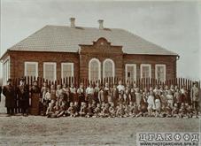 Учителя и учащиеся возле школы колонии Веселая, 1904 г. Учителя и учащиеся возле школы колонии Веселая, 1904 г.