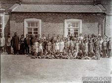 Учителя и учащиеся возле школы колонии Красноселка, 1904 г. Учителя и учащиеся возле школы колонии Красноселка, 1904 г.