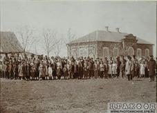 У здания школы колонии Роскошная, 1904 г. У здания школы колонии Роскошная, 1904 г.