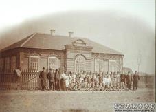 Учителя и учащиеся возле школы колонии Сладководная, 1904 г. Учителя и учащиеся возле школы колонии Сладководная, 1904 г.