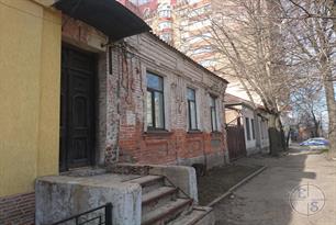 Дом с красивой резной дверью Дом с красивой резной дверью