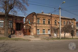 Здесь сохранилась кирпичная арка Здесь сохранилась кирпичная арка