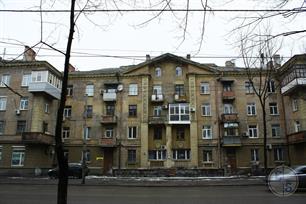 Монументальная сталинка на противоположной стороне Монументальная сталинка на противоположной стороне