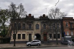 Здание с интересной архитектурой и деревянной резной дверью, №37 Здание с интересной архитектурой и деревянной резной дверью, №37