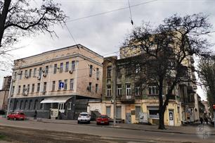 Здание ешивы слева, справа - доходный дом Здание ешивы слева, справа - доходный дом