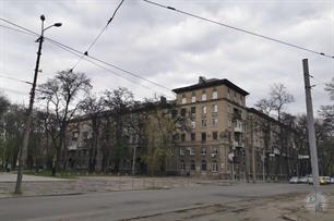 На противоположной стороне перекресток фланкируют сталинки-близнецы На противоположной стороне перекресток фланкируют сталинки-близнецы