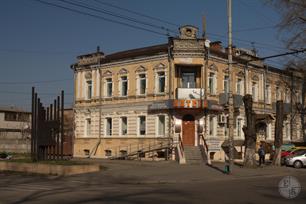 Дом на углу и памятник Дом на углу и памятник