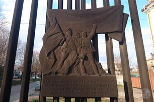 В 1905 г. здесь была расстреляна демонстрация железнодорожников В 1905 г. здесь была расстреляна демонстрация железнодорожников