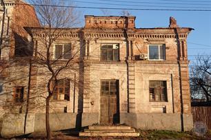 Синагога "Мишкан Давид". Слева - бывший дом Золотаревских Синагога "Мишкан Давид". Слева - бывший дом Золотаревских