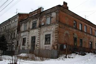 Дом Золотаревских и синагога. Справа виден замурованный вход на женскую галерею Дом Золотаревских и синагога. Справа виден замурованный вход на женскую галерею