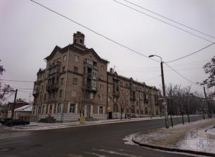 Сталинка на противоположном углу Сталинка на противоположном углу