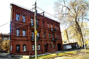 Дом-стена. В других городах такое считается диковинкой, в Днепре таких "стен" десятки Дом-стена. В других городах такое считается диковинкой, в Днепре таких "стен" десятки