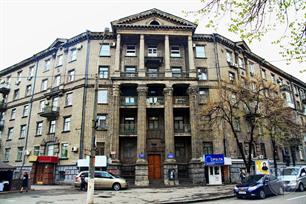 Монументальная сталинка на противоположном углу Монументальная сталинка на противоположном углу