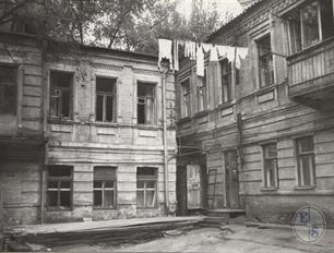 Один из доходных домов и служебный корпус (справа), 1990 г. Один из доходных домов и служебный корпус (справа), 1990 г.