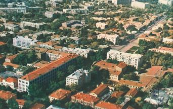 В центре слева можно увидеть дом Золотаревских до перестройки В центре слева можно увидеть дом Золотаревских до перестройки