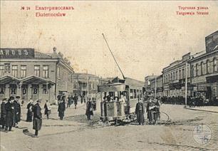 Трамвай заворачивает на Торговую. На месте здания слева сегодня "Пассаж" Трамвай заворачивает на Торговую. На месте здания слева сегодня "Пассаж"