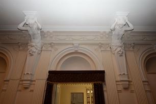 Интерьер театра сохранился, в отличие от фасадов Интерьер театра сохранился, в отличие от фасадов