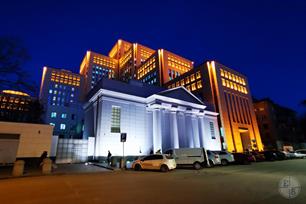 Відновлена синагога на фоні "Менори" Відновлена синагога на фоні "Менори"
