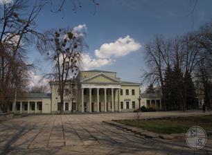 Сейчас здесь Дворец студентов и место фотографирования свадеб всего Днепра