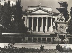 Так было в 1950-х! Уже ни фонтана, ни скульптур на крыше. Фото В.Вовк Так было в 1950-х! Уже ни фонтана, ни скульптур на крыше. Фото В.Вовк