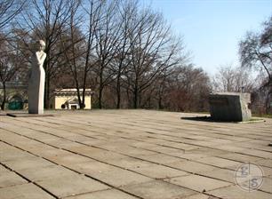"Вечная невеста" появилась в 1967, как память о погибших в войну студентах "Вечная невеста" появилась в 1967, как память о погибших в войну студентах