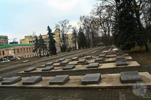 Здесь есть как братские, так и индивидуальные могилы Здесь есть как братские, так и индивидуальные могилы