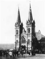 Одно из самых интересных здений города - неоготический костел св. Николая, 1897 г. Одно из самых интересных здений города - неоготический костел св. Николая, 1897 г.