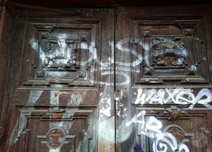 Завитушки на дверях Губернского земства. Крутогорный спуск Завитушки на дверях Губернского земства. Крутогорный спуск