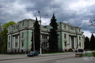 Корпус історичного музею на проспекті Яворницького