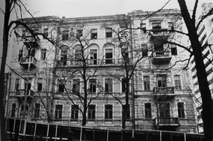 В конце 1930-х дом надстроили двумя этажами В конце 1930-х дом надстроили двумя этажами