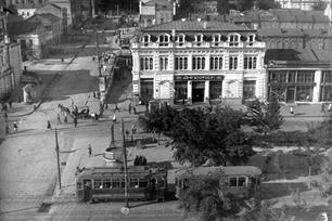 Бывший дом Зильбермана на углу проспекта и Артема, 1930-е гг. Бывший дом Зильбермана на углу проспекта и Артема, 1930-е гг.