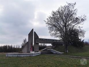 Памятник на окраине Верхнеднепровска Памятник на окраине Верхнеднепровска