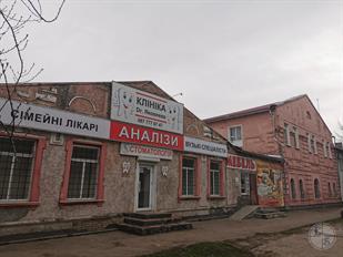 В доме слева от синагоги раньше тоже размещалась одна из общинных институций, возможно - талмуд-тора В доме слева от синагоги раньше тоже размещалась одна из общинных институций, возможно - талмуд-тора