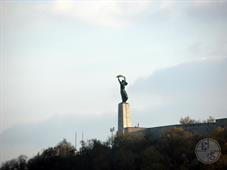 Памятник Свободы на горе Геллерт. Гелерт первым предлагал венграм принять христианство. За это его посадили в бочку, утыканную гвоздями и пр. метизами, и с этой самой горы спустили в Дунай Памятник Свободы на горе Геллерт. Гелерт первым предлагал венграм принять христианство. За это его посадили в бочку, утыканную гвоздями и пр. метизами, и с этой самой горы спустили в Дунай