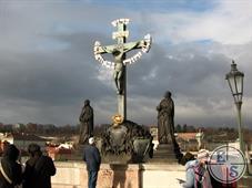 Ивритский текст вокруг роаспятия на Карловом мосту. Золотые буквы власти заставили изготовить еврея, которого обвинили в каком-то грехе в лучших традициях средневековья Ивритский текст вокруг роаспятия на Карловом мосту. Золотые буквы власти заставили изготовить еврея, которого обвинили в каком-то грехе в лучших традициях средневековья