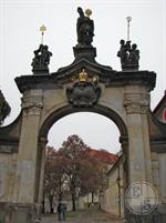 Ворота со скульптурой святого Норберта, основателя ордена премонстратов Ворота со скульптурой святого Норберта, основателя ордена премонстратов