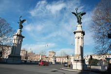 К замку ведет мост Адриана К замку ведет мост Адриана