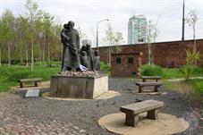 Памятник Корчаку на еврейском кладбище Памятник Корчаку на еврейском кладбище