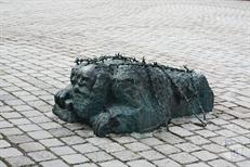 Скульптура моющего улицу еврея - память об унижениях, которые предшествовали убийствам евреев Вены. Колючка выглядит частью памятника, но, скорее всего, предназначение ее банально - не дать использовать такую удобную штуку в качестве лавочки Скульптура моющего улицу еврея - память об унижениях, которые предшествовали убийствам евреев Вены. Колючка выглядит частью памятника, но, скорее всего, предназначение ее банально - не дать использовать такую удобную штуку в качестве лавочки