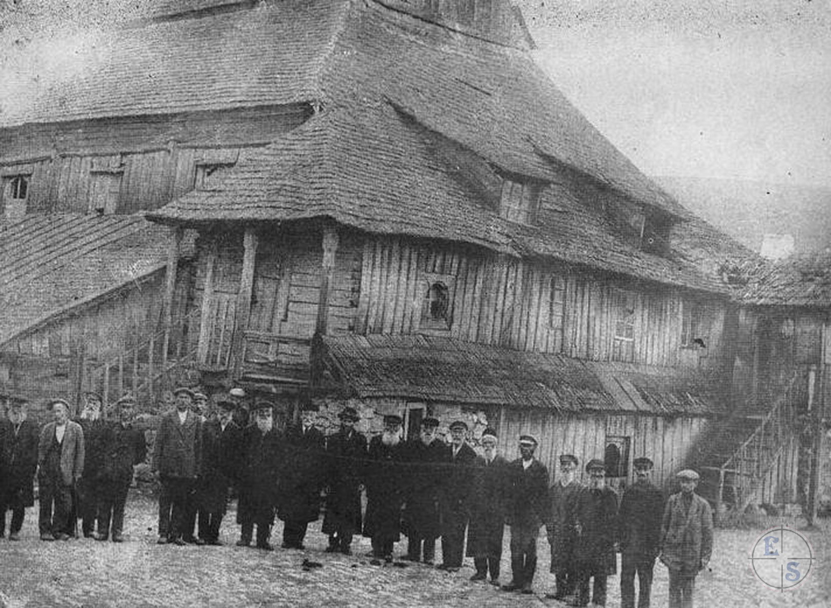 Евреи возле синагоги, до 1917. Справа налево: Бенни (сын Нафтали), Мендель-часовщик, Сони Липес, Йосель ?, Авраам Моше (сын Аарона), Шолом-шойхет, Ехезкель-сапожник, Моти (сын Нохума), Пиня, сын плотника, раввин Залман, Янкель (сын Ханы-Либы), Капил (сын Шолема), Исроэль Баднер, Йехль Пинес, Авраам (сын Орцы), Ице-плотник, Цадик (сын Ясье-Нохума), Сендер (сын раввина) и Мейер (сын Акивы-Лейба). Евреи возле синагоги, до 1917. Справа налево: Бенни (сын Нафтали), Мендель-часовщик, Сони Липес, Йосель ?, Авраам Моше (сын Аарона), Шолом-шойхет, Ехезкель-сапожник, Моти (сын Нохума), Пиня, сын плотника, раввин Залман, Янкель (сын Ханы-Либы), Капил (сын Шолема), Исроэль Баднер, Йехль Пинес, Авраам (сын Орцы), Ице-плотник, Цадик (сын Ясье-Нохума), Сендер (сын раввина) и Мейер (сын Акивы-Лейба).