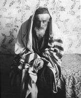 Молящийся еврей. Летичев, фото экспедиции Ан-ского, 1912 Молящийся еврей. Летичев, фото экспедиции Ан-ского, 1912
