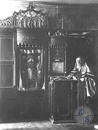 Интересно было б узнать, кто стоит около Арон кодеша. Фото П.Жолтовского, 1930 Интересно было б узнать, кто стоит около Арон кодеша. Фото П.Жолтовского, 1930