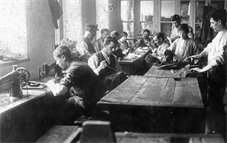 На швейной фабрике. Фото экспедиции Ан-ского, 1912 На швейной фабрике. Фото экспедиции Ан-ского, 1912